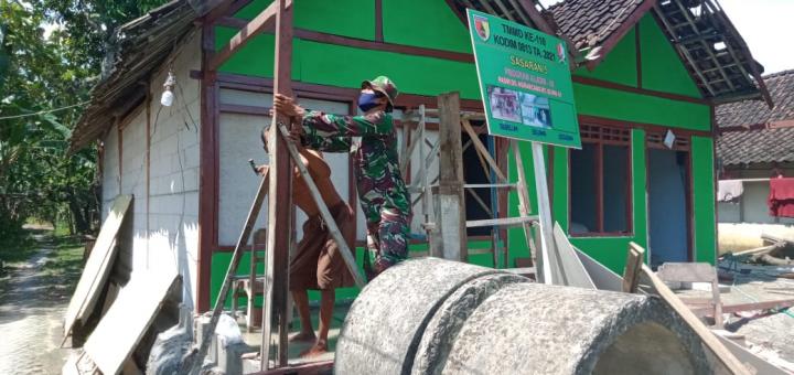 Bangun Tiang Teras Aladin, anggota Satgas TMMD Bojonegoro Gotong-Royong Bersama Warga